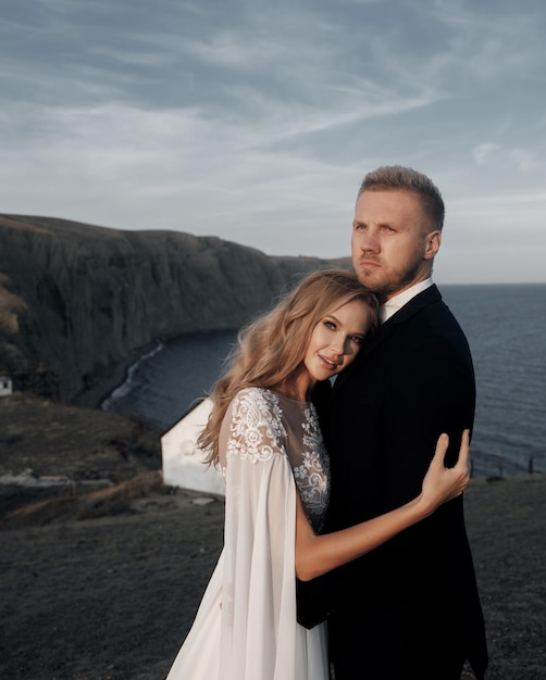 Couple de mariage de mode en robe de mariée