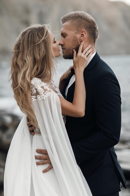 Photo couple de mariage de mode en robe de mariée