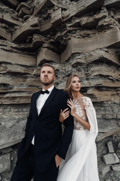 Couple de mariage de mode en robe de mariée