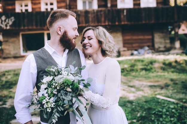 Couple de mariage sur les montagnes