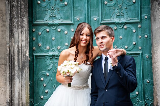 Couple de mariage en plein air Marié et mariée