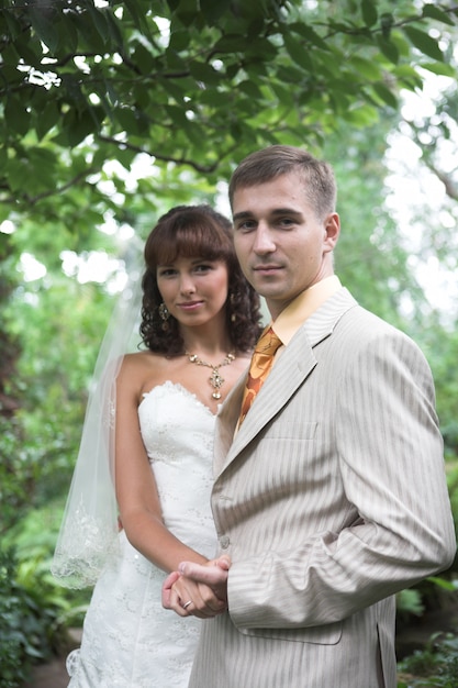 Couple de mariage en plein air