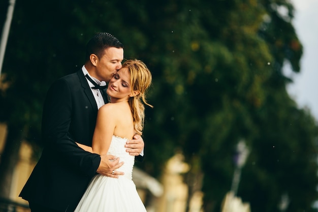 Couple de mariage en plein air