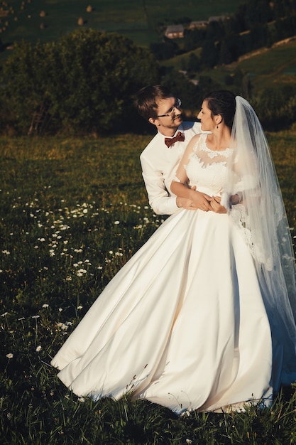 Couple de mariage près de la montagne des Carpates