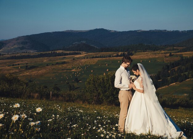 Couple de mariage près de la montagne des Carpates