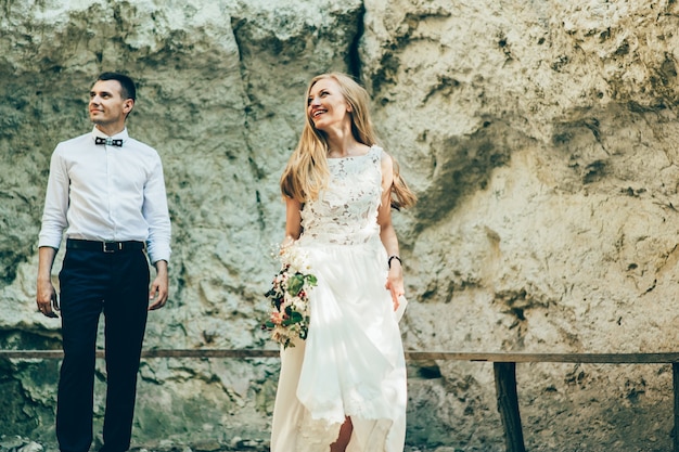 couple de mariage près de rock