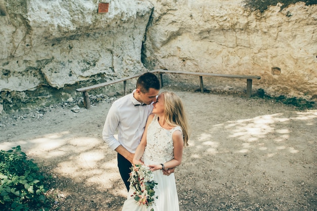 couple de mariage près de rock