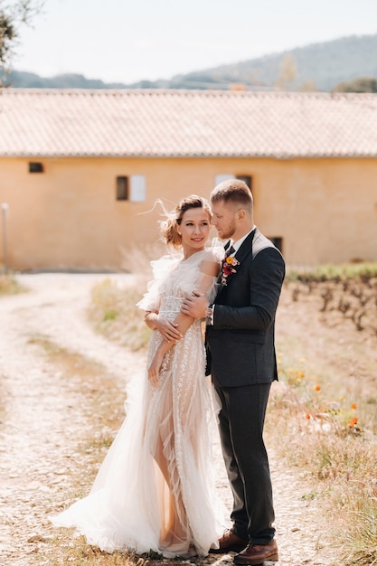 Couple de mariage près d'une villa en France, mariage en Provence, séance photo de mariage en France.