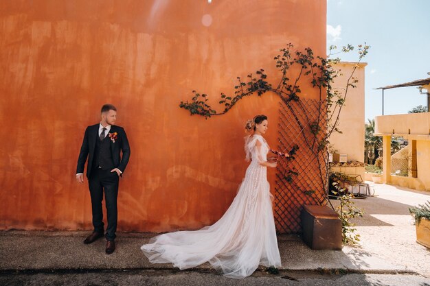 Couple de mariage près d'une villa en France, mariage en Provence, séance photo de mariage en France.