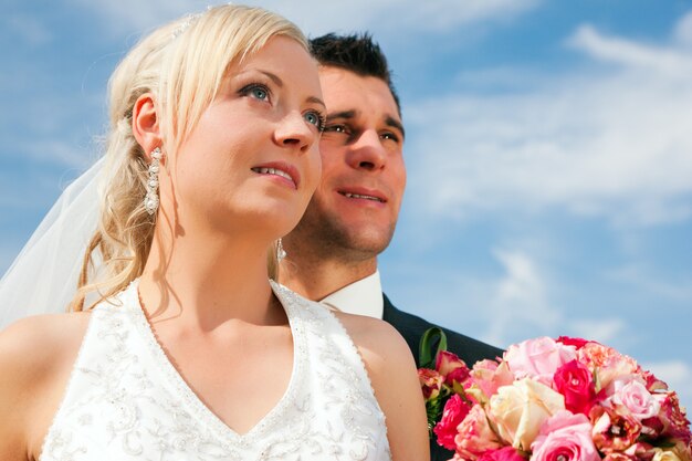 Couple de mariage regardant dans le futur