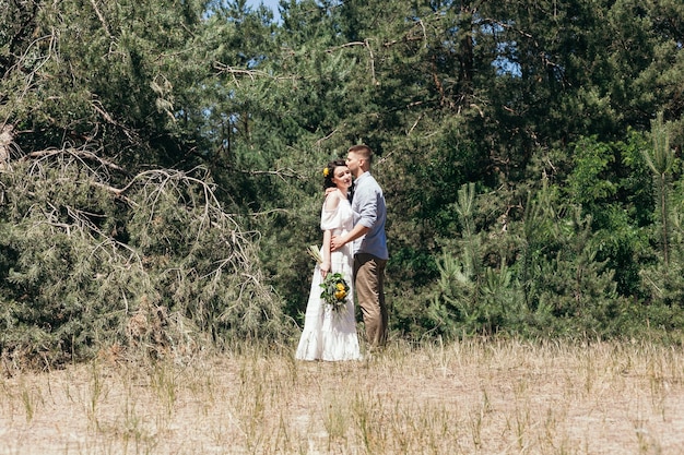 Couple de mariage se promener dans la forêt