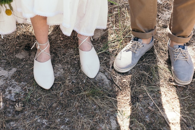 Couple de mariage se promener dans la forêt