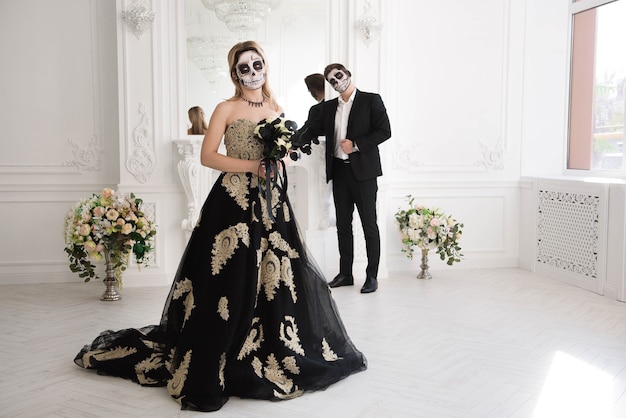 Un couple de mariage avec un squelette pour Halloween ou le jour de la Toussaint