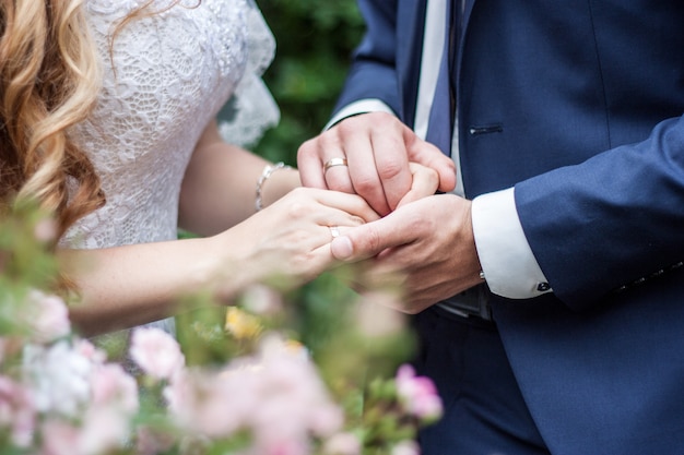 Couple de mariage tenant par la main, marié heureux et mariée.