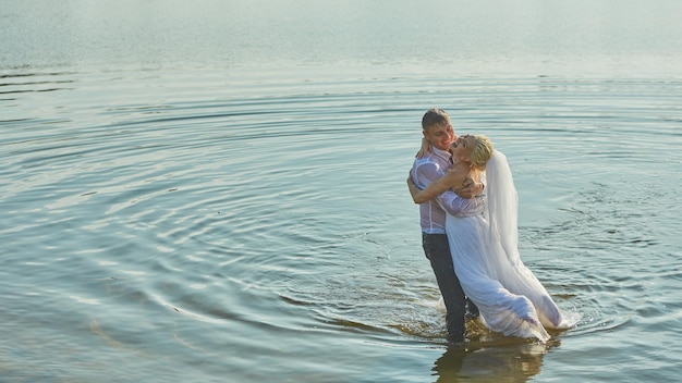 Couple de mariage tenant à la poubelle la robe