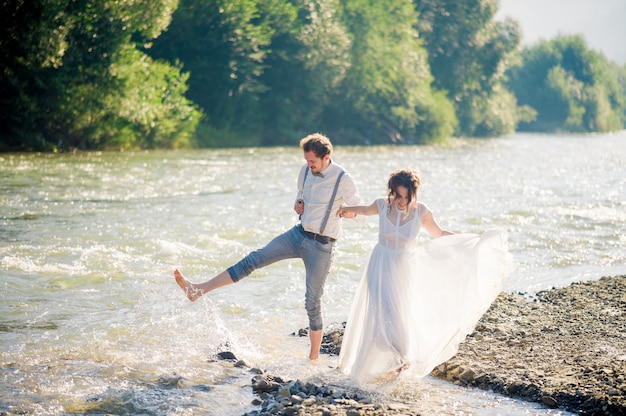 Couple de mariage vintage, cérémonie de luxe dans les montagnes avec une incroyable