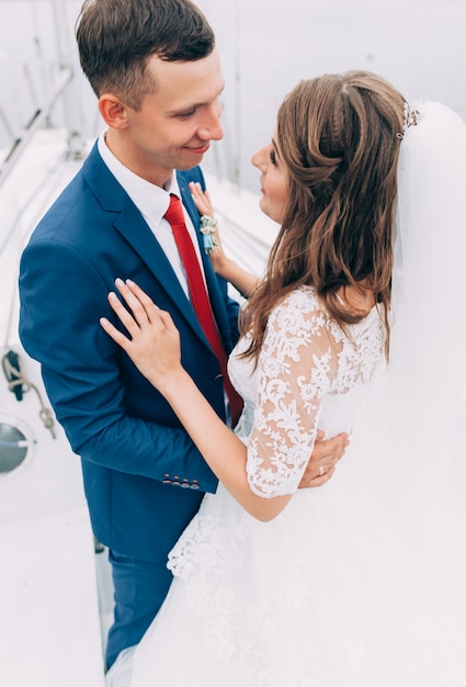 Couple de mariage sur le yacht, amoureux posant sur le yacht