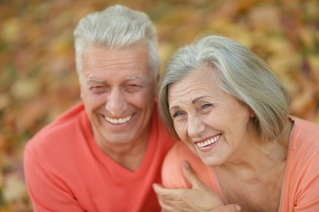 Couple marié d'âge mûr s'amusant à l'air frais en automne