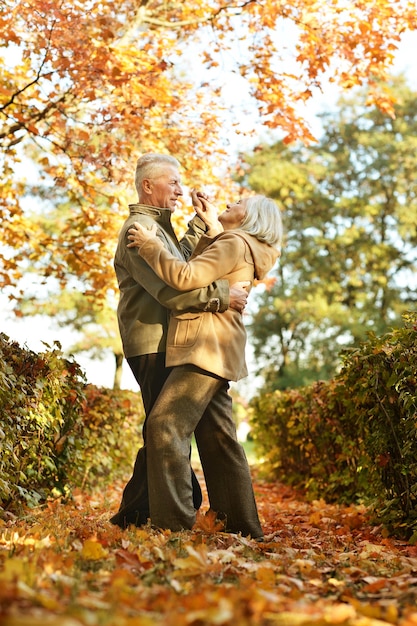 Couple marié d'âge mûr s'amusant à l'air frais en automne