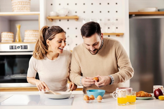 Un couple marié dans la cuisine prépare un repas ensemble