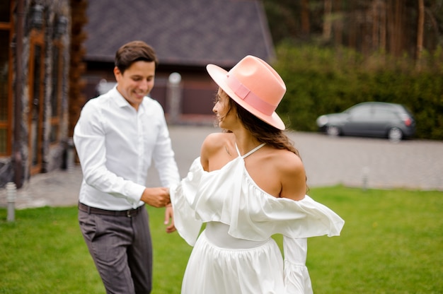 Couple marié heureux et souriant