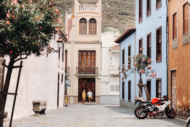 Un couple marié moderne d'amoureux se promenant dans la vieille ville de l'île de Tenerife, un couple d'amoureux dans la ville de LA Laguna.