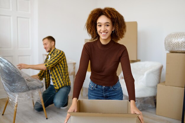 Un couple marié souriant coopère à ses débuts avant de quitter son domicile