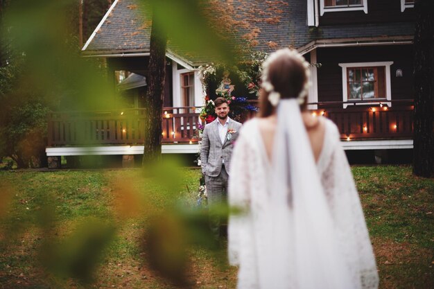 Photo un couple de mariés debout sur le terrain