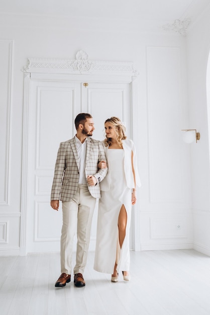 couple mariés le jour du mariage ensemble dans un intérieur lumineux