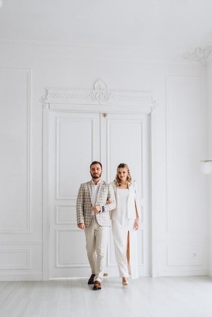 couple mariés le jour du mariage ensemble dans un intérieur lumineux