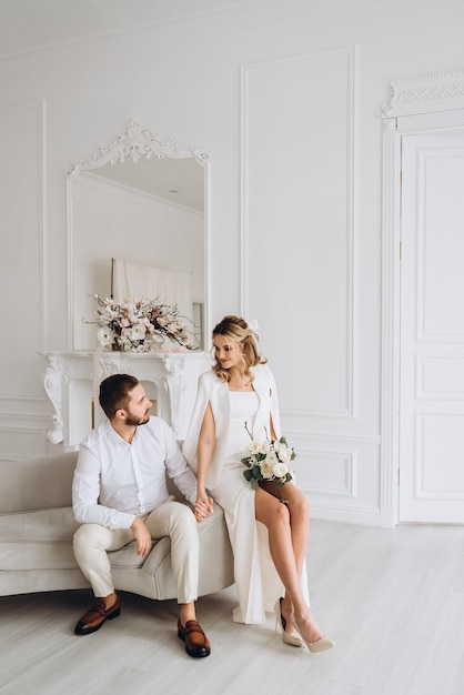 couple mariés le jour du mariage ensemble dans un intérieur lumineux