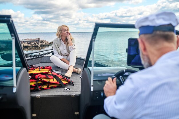 Un couple mature naviguant sur un bateau et ayant l'air heureux