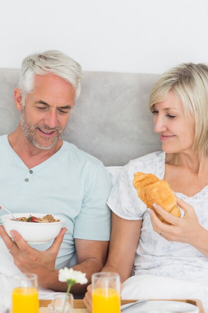 Couple mature, petit déjeuner au lit