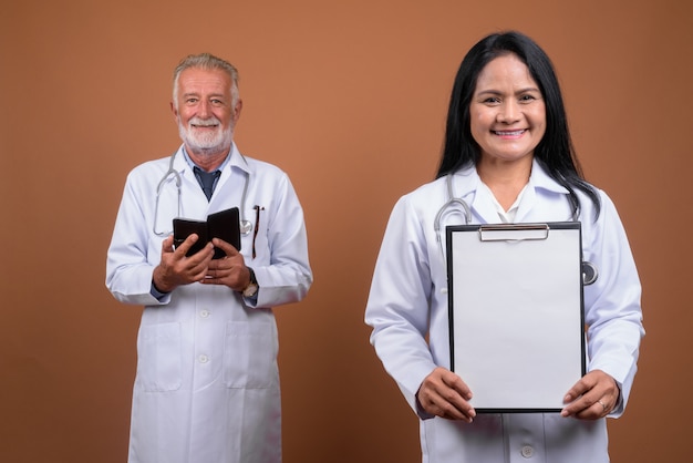 Couple De Médecins Multiethniques Matures Sur Brown