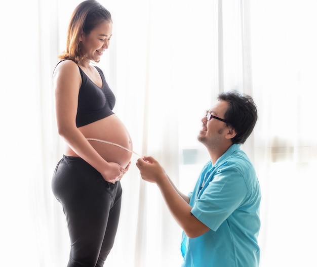 Couple mesure le ventre de maman