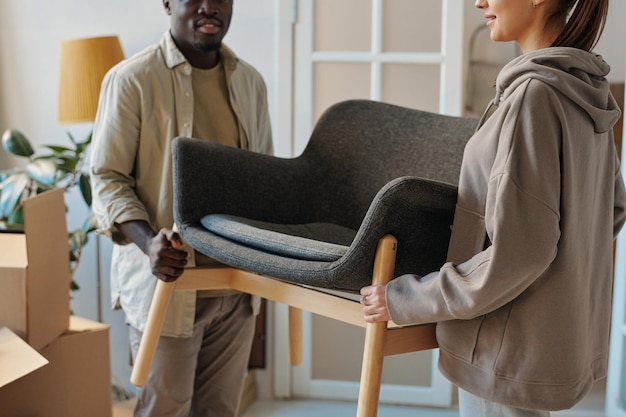 Photo couple mettant les choses en ordre dans un nouvel appartement