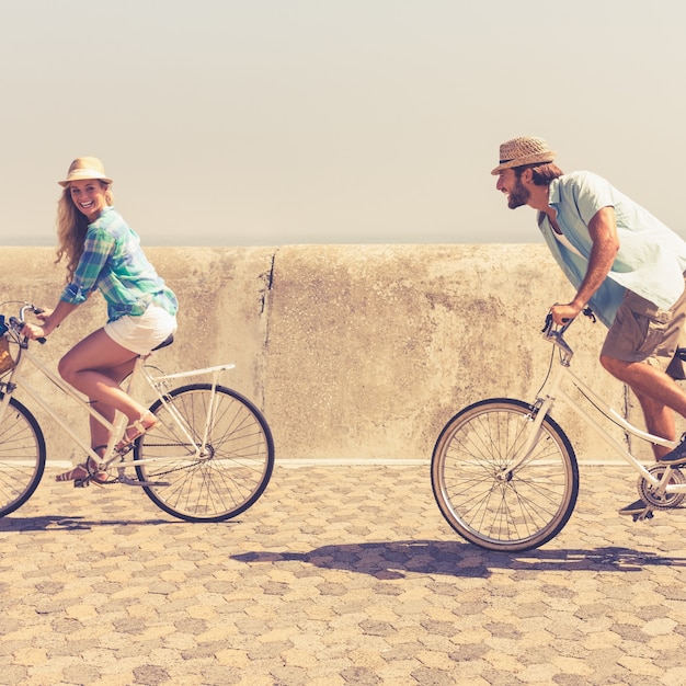 Couple mignon sur une balade à vélo