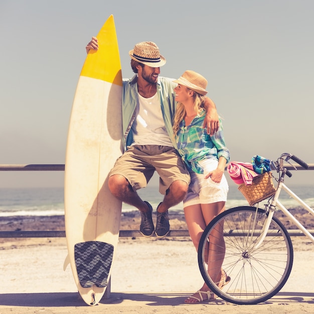 Couple mignon sur une balade à vélo