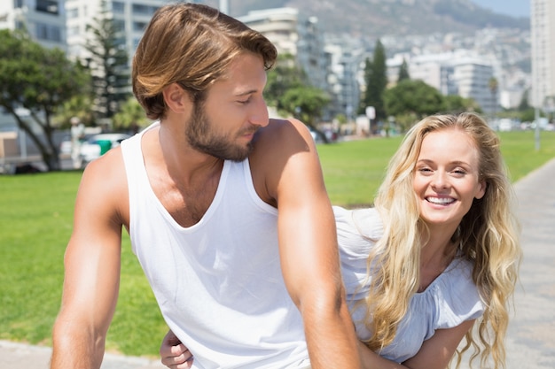 Couple mignon sur une balade à vélo