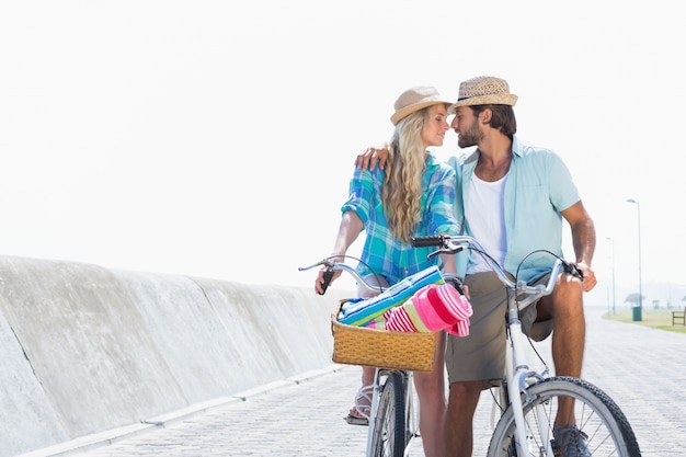 Couple mignon sur une balade à vélo