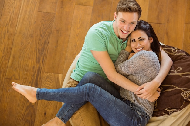 Couple mignon câlins sur un pouf