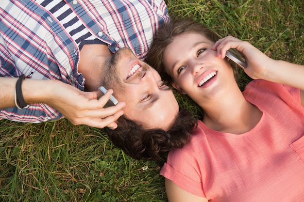 Couple mignon dans le parc par une journée ensoleillée