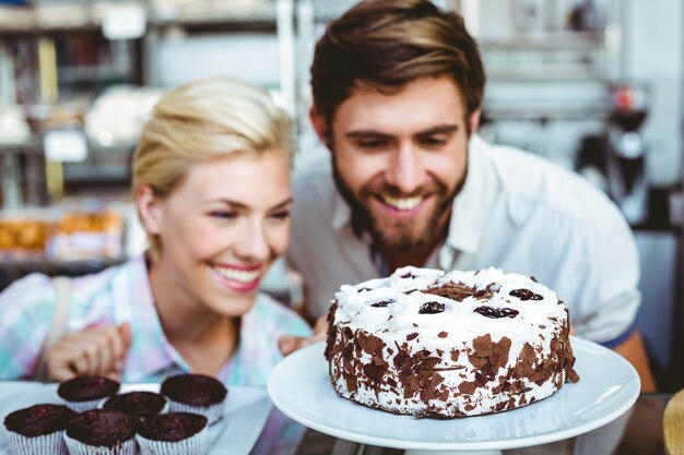 Couple mignon sur une date en regardant un gâteau au chocolat