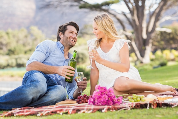 Couple mignon sur la date, tenant des verres de vin