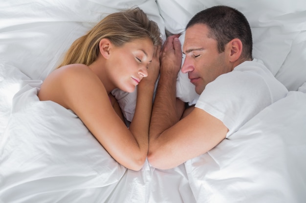 Couple mignon, endormi dans son lit