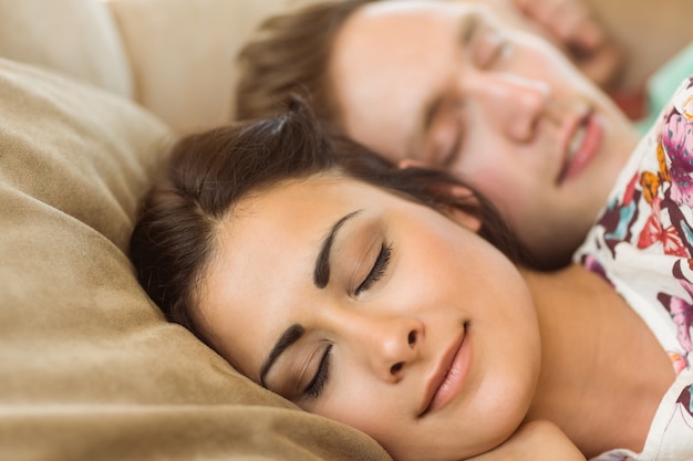 Couple mignon, faire la sieste sur le canapé