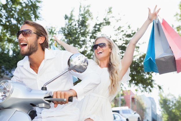 Couple mignon sur un scooter