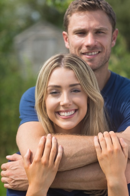 Couple mignon, souriant à la caméra