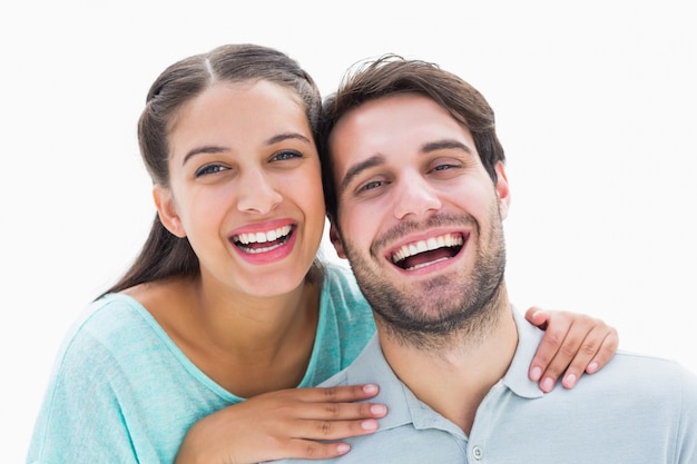 Couple mignon, souriant à la caméra