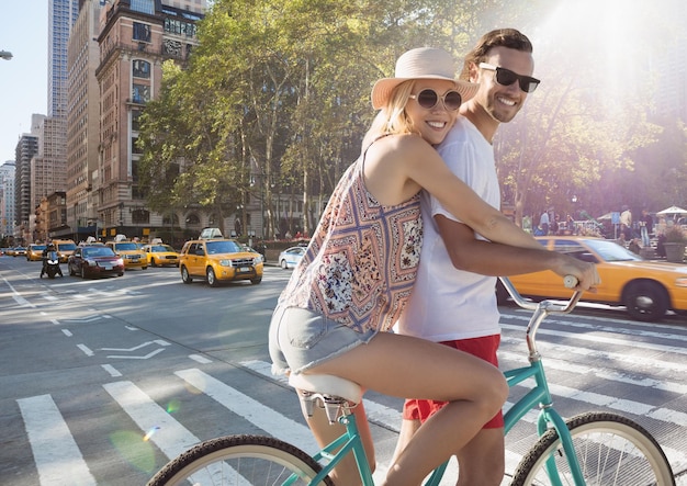 Couple millénaire à vélo contre street avec flare